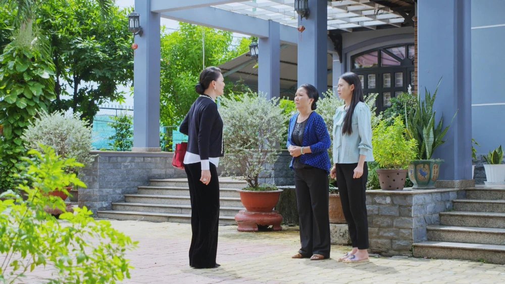 Bà Liên tới gặp nhà Trúc Trà. Ảnh: SV