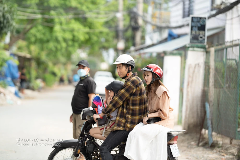 Thương ngồi trên xe của Tâm Lof. Thương ngồi trên xe của Tâm Lof.