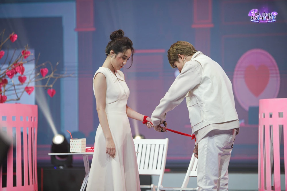 Đức Anh cắt sợi dây tơ hồng buộc vào tay cả hai.