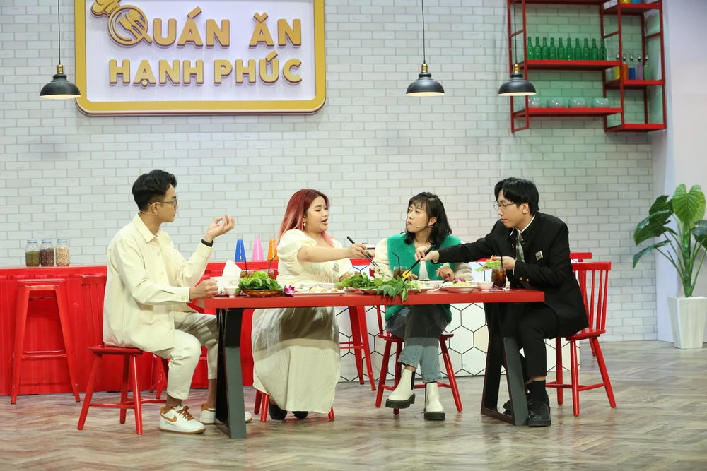 Các nhân vật cùng nhau thưởng thức món ăn.