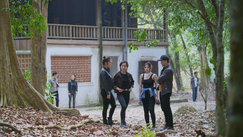 Chiêu Dương bàn kế hoạch trốn thoát khỏi kẻ thù. Ảnh: SV