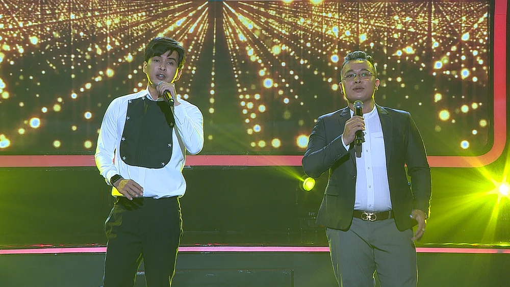Đức Tính song ca cùng Hồ Quang Hiếu.