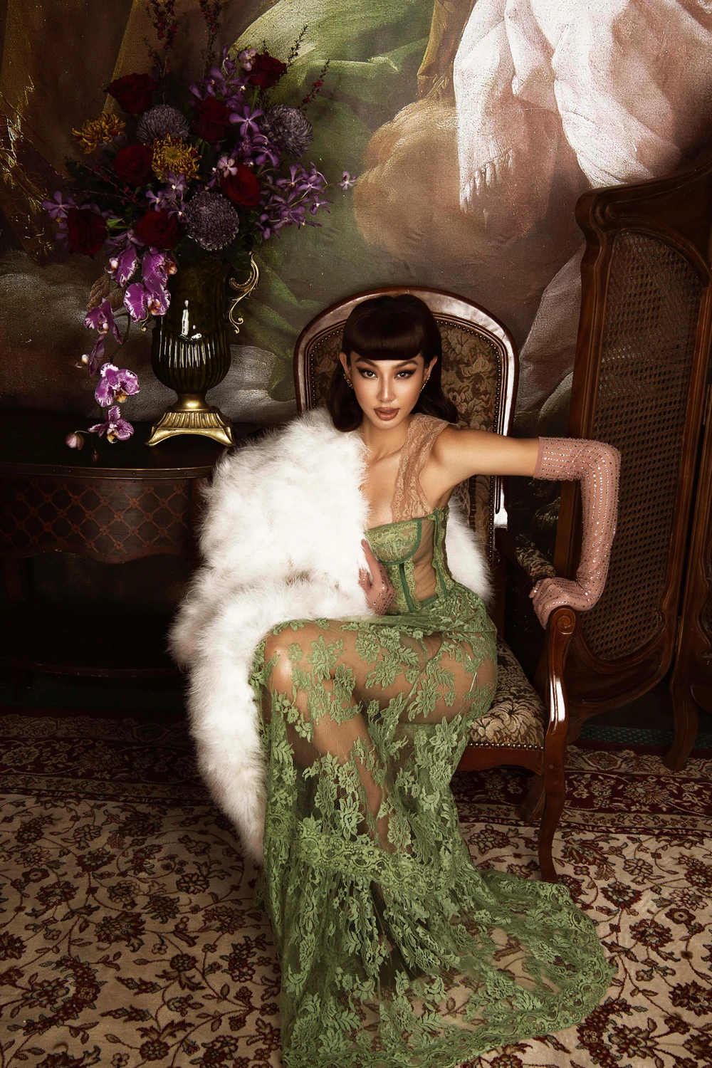 Hoa hậu Thùy Tiên tung bộ ảnh mới với set đồ trăm triệu.