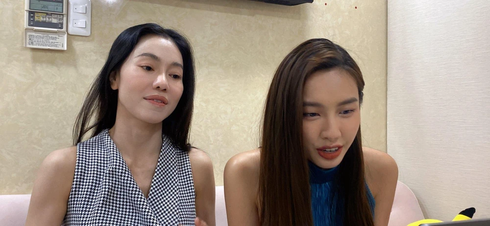 Bà Phạm Kim Dung và Hoa hậu Thùy Tiên livestream.