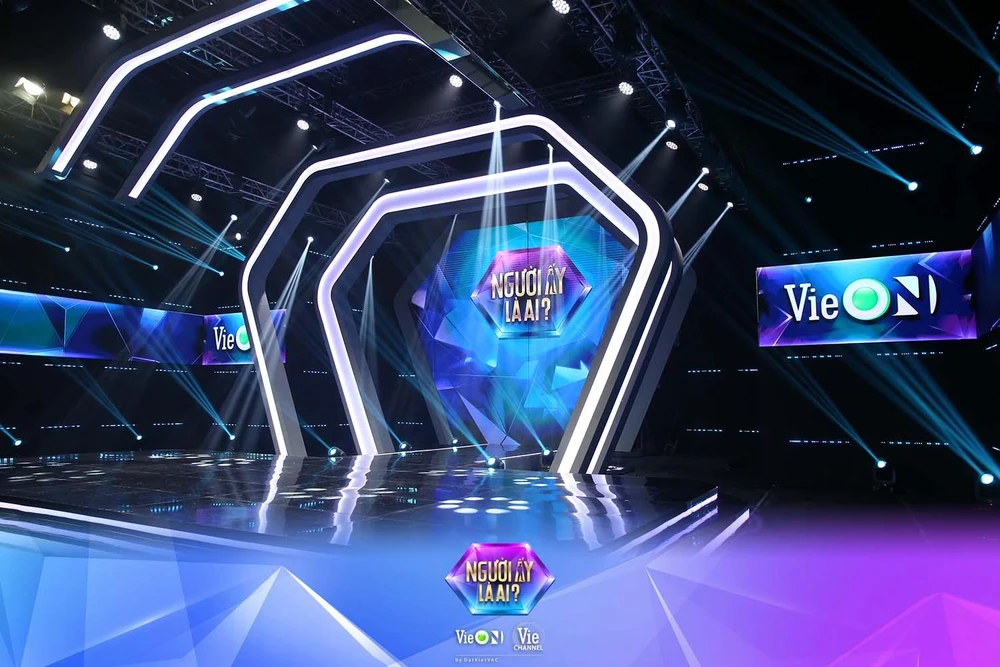 Hình ảnh sân khấu chương trình Người ấy là ai. Ảnh: CTCC Hình ảnh sân khấu chương trình Người ấy là ai. Ảnh: CTCC