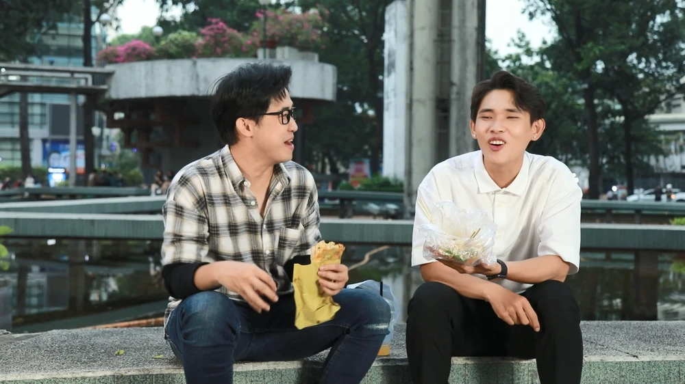 Hai nhân vật ăn vặt tại Hồ Con Rùa.