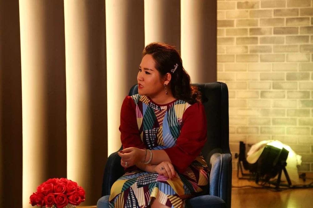 Tiến sĩ Tô Nhi A nghe câu chuyện.