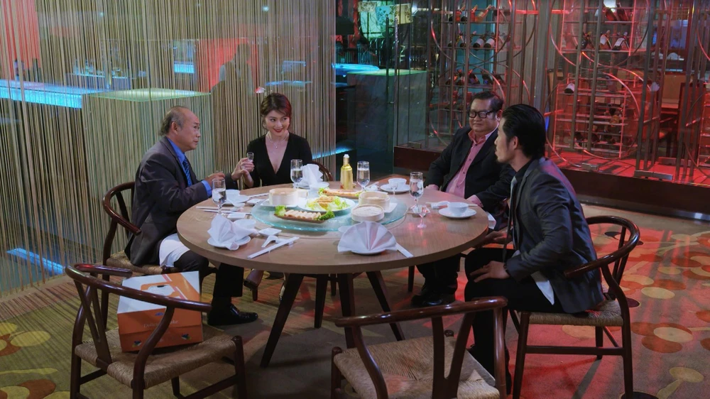 Chiêu Dương tiếp cận nhân vật cao cấp trong phim.