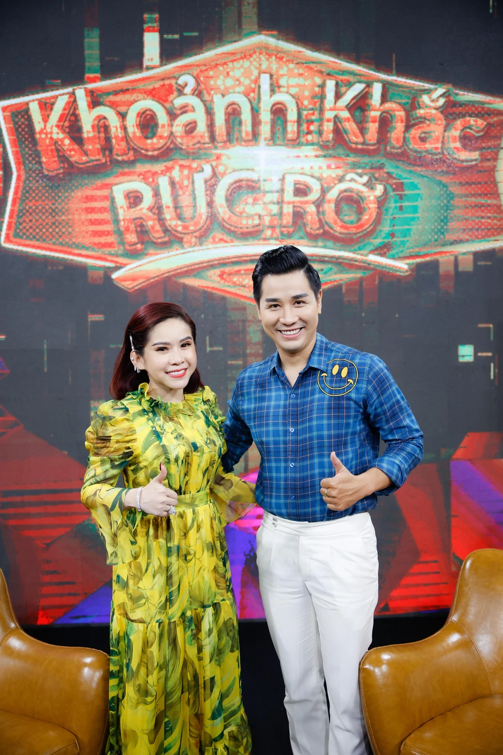 Bình Tinh chụp ảnh lưu niệm.