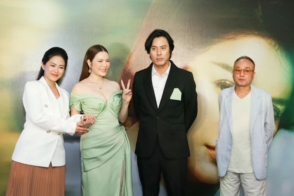 Lương Bích Hữu (bên trái).