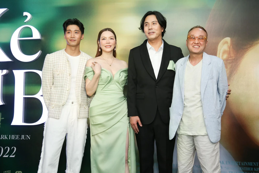 Tôn Kinh Lâm (bên phải).