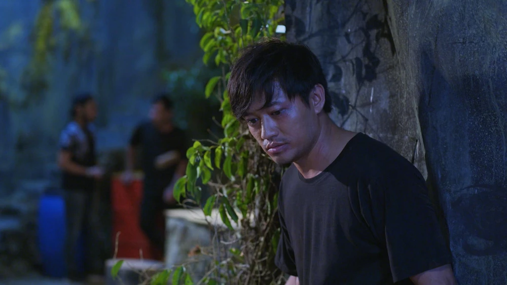 Võ Hiếu tìm kiếm dữ liệu liên quan việc phạm tội của ông Kha. Ảnh: SV