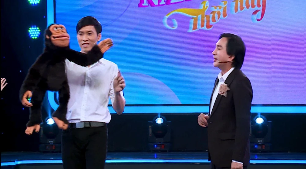 Gia đình Hợp ý mang theo chú khỉ nhồi bông. Gia đình Hợp ý mang theo chú khỉ nhồi bông.