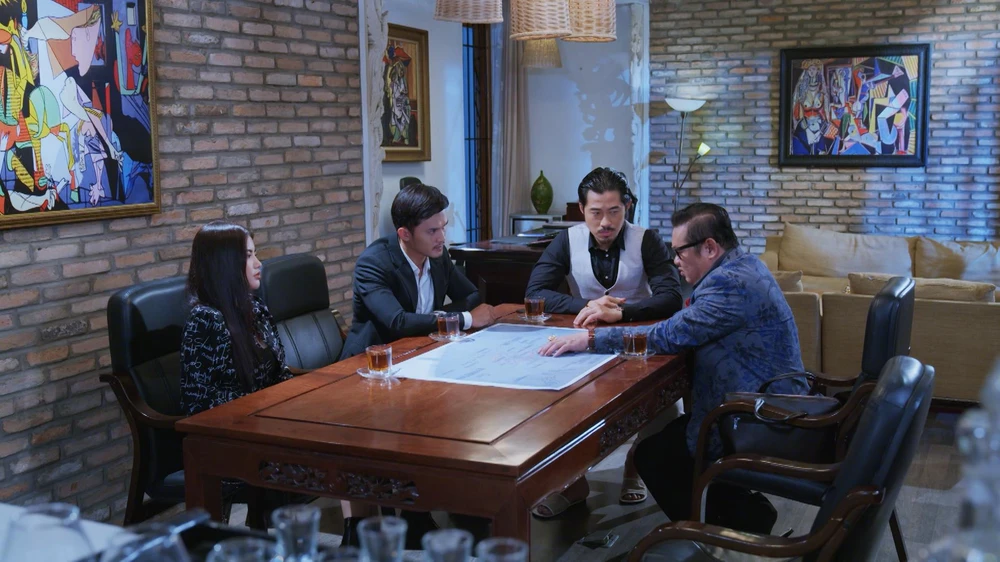 Ông trùm họp để bàn về chuyến hàng.