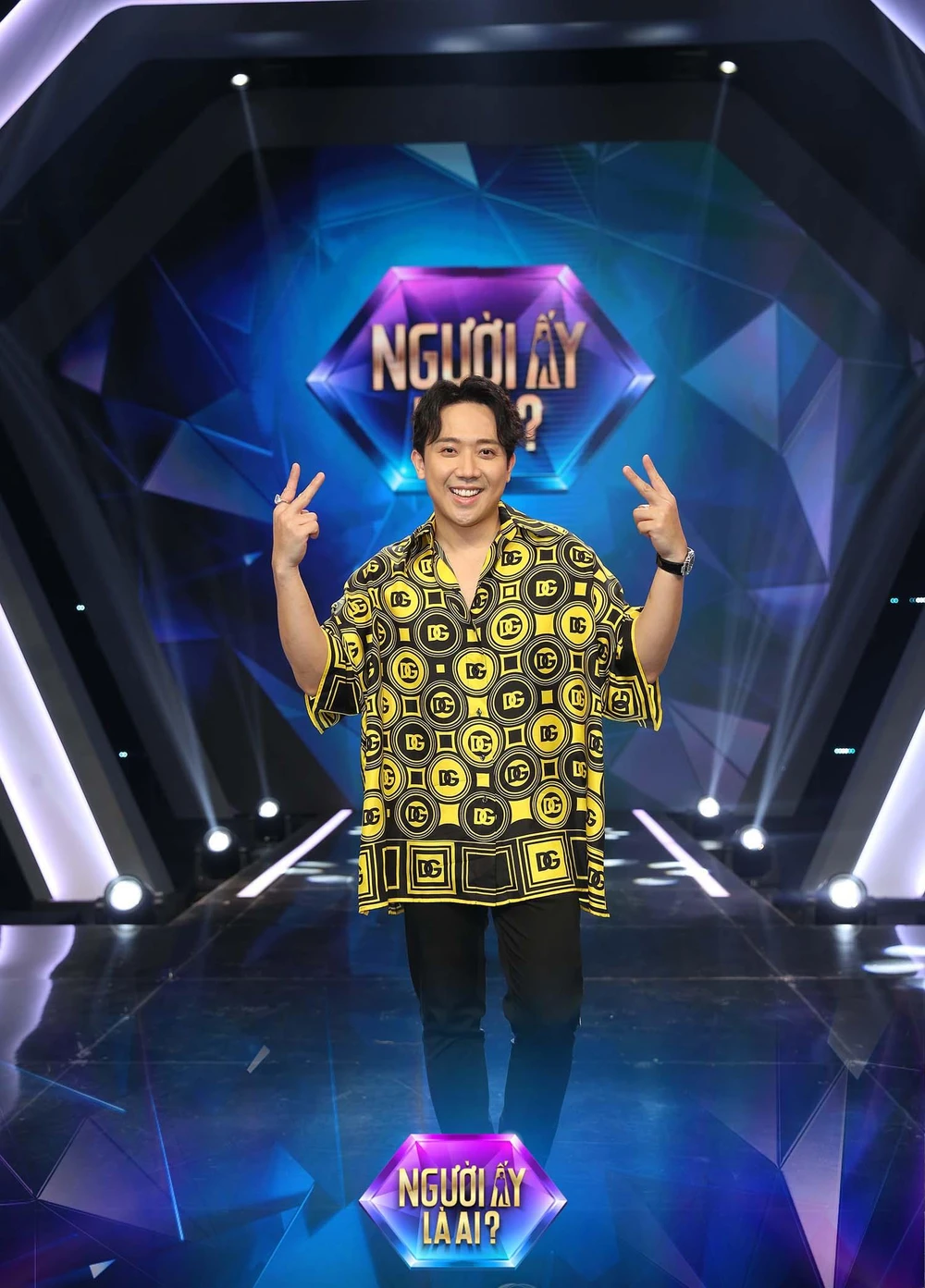 Trấn Thành xuất hiện tại Người ấy là ai? – 2022 với outfit đa sắc màu.