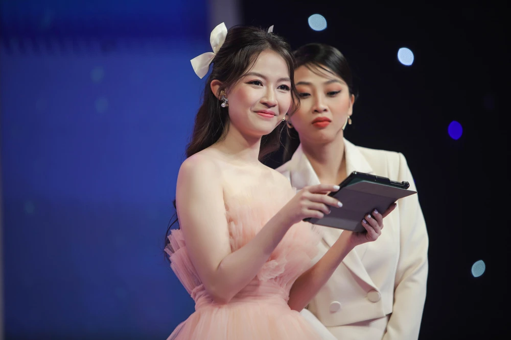 Song Dương chia sẻ trên sân khấu Tỏ tình hoàn mỹ. Song Dương chia sẻ trên sân khấu Tỏ tình hoàn mỹ.