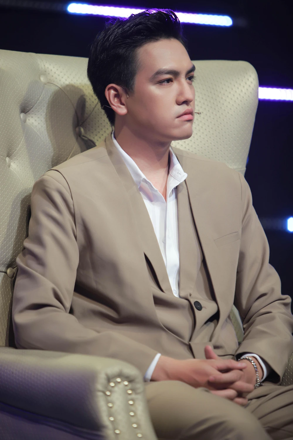 Anh Quang quay lại để gặp Song Dương. Anh Quang quay lại để gặp Song Dương.