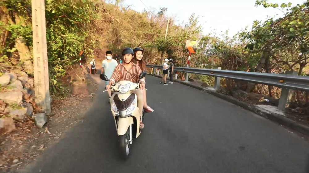 Quỳnh Châu và Huỳnh Quý chạy xe trên Núi Lớn Vũng Tàu.