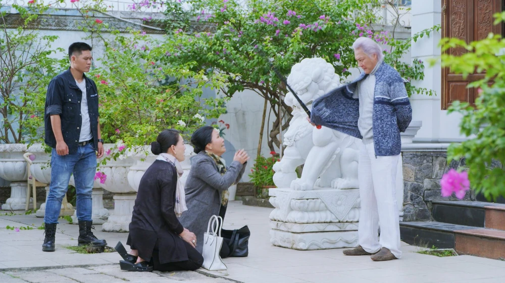 Bà Hiền đến gặp ông kha.