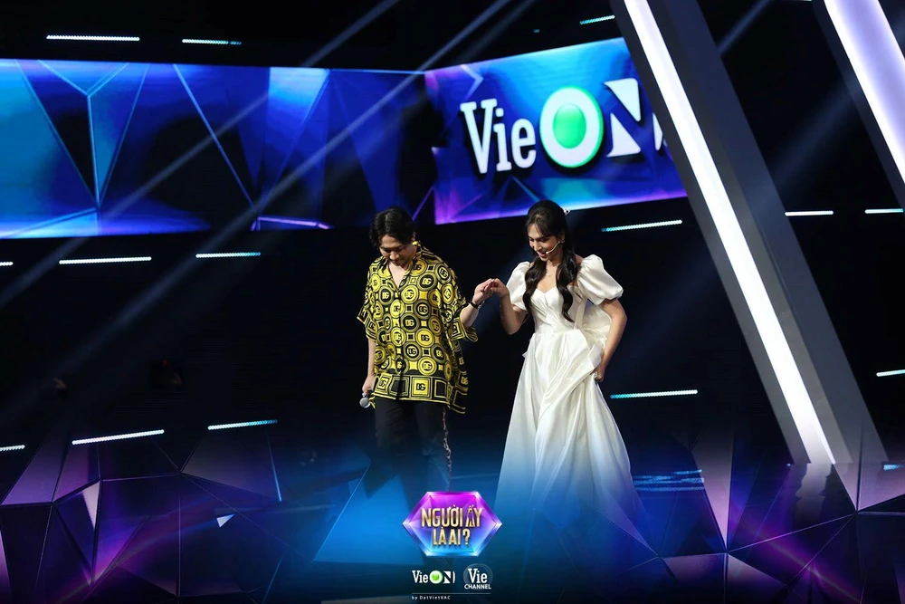 Hoàng Học được MC Trấn Thành dắt ra sân khấu.