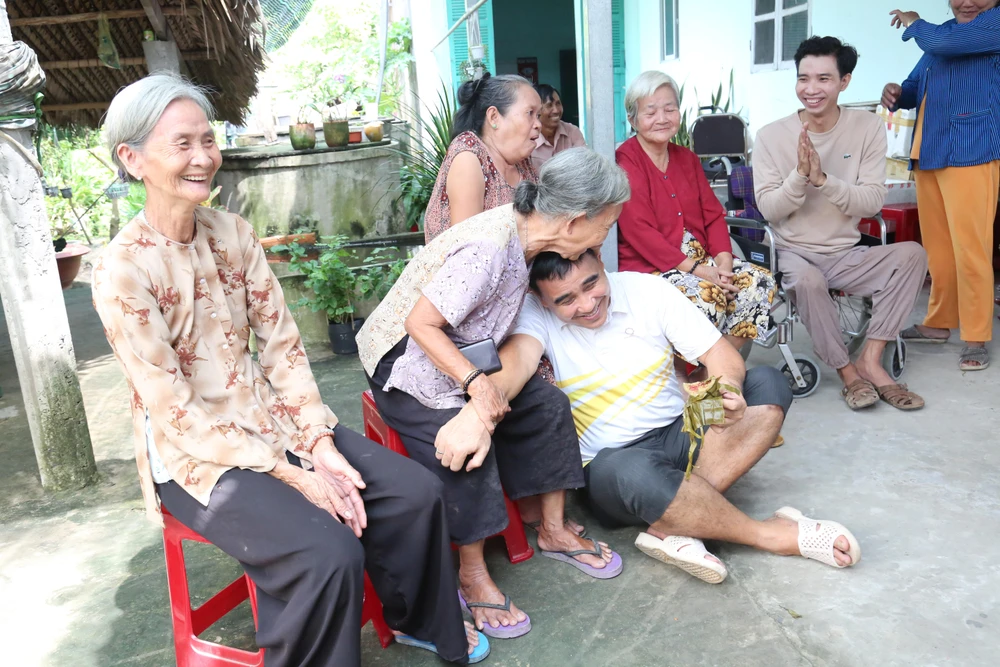 MC Quyền Linh được người dân tiếp đón.