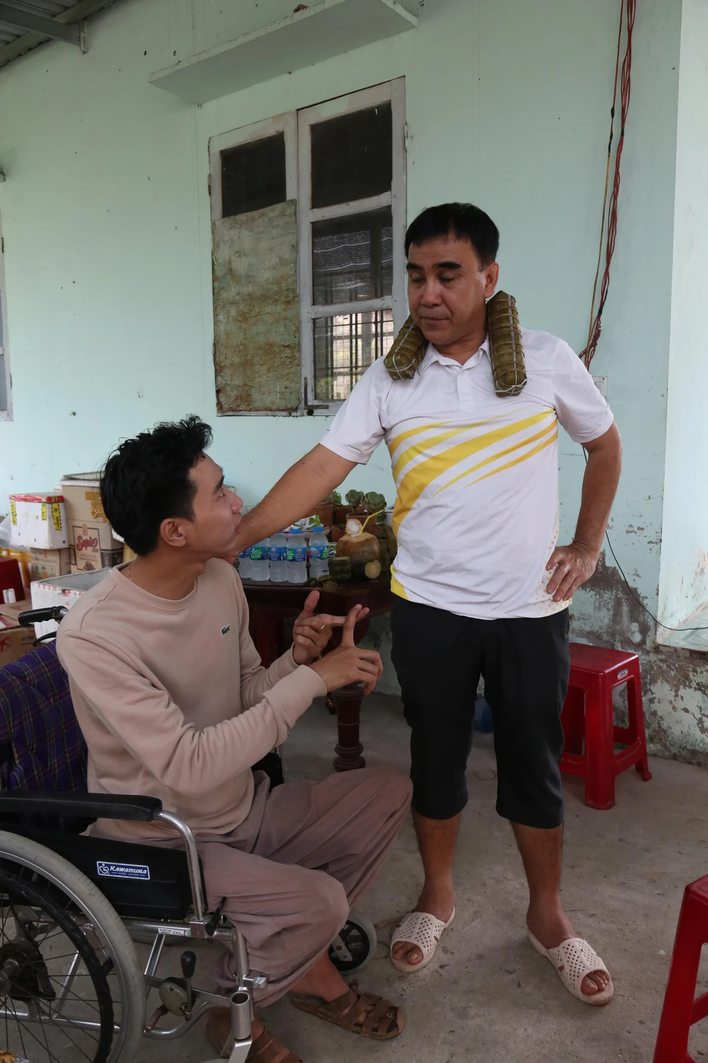 Quyền Linh giữ đúng lời hứa tặng 20 chiếc xe lăn tại long An. Ảnh: CTCC