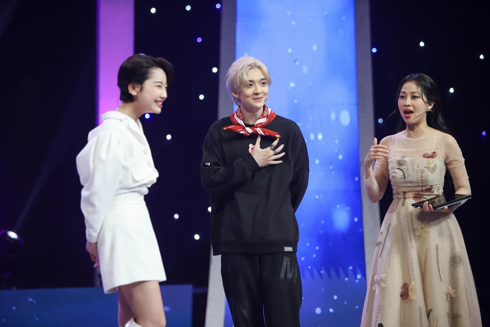 Otis chia sẻ với cô nàng.