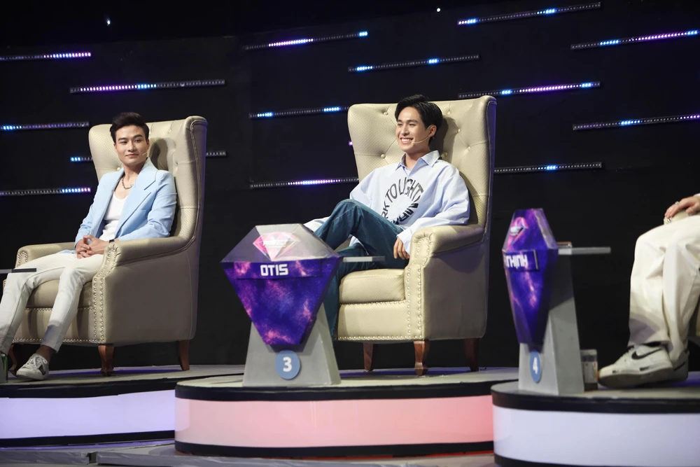 Ngọc Ứng và Otis cùng nhau bấm chuông.