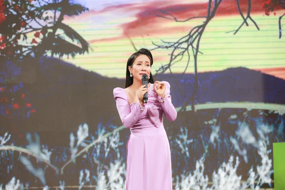 Vân Khánh hát ca khúc Huế Thương.