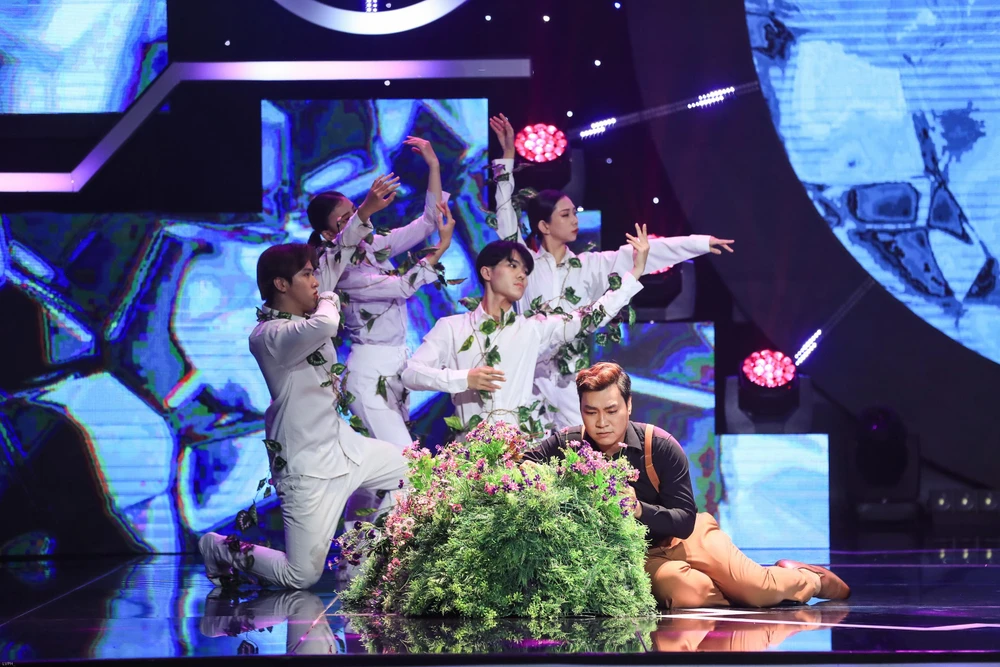 Ca sĩ Tuấn Quang với ca khúc Lòng mẹ 2.