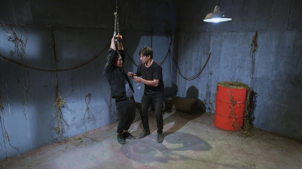 Võ Hiếu giúp đỡ Chín.