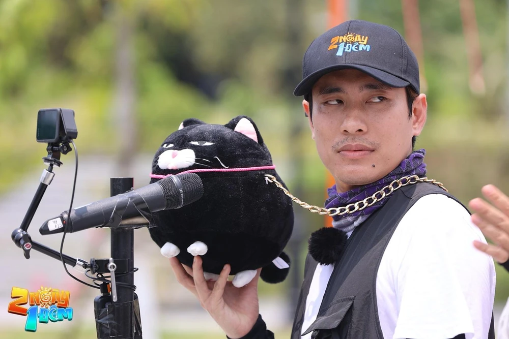 Chú mèo đen mặt quạo mà Kiều Minh Tuấn mang theo.