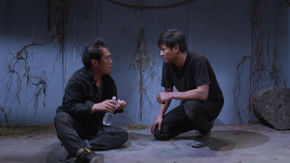 Võ Hiếu giúp đỡ Chín.