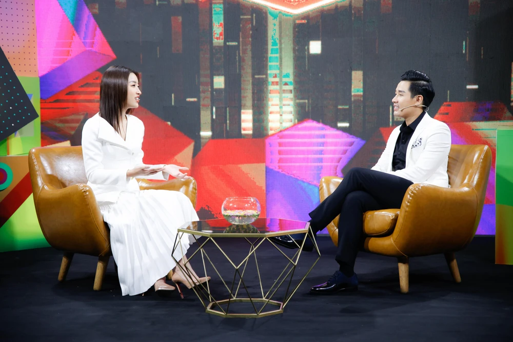 Đỗ Mỹ Linh chia sẻ với MC Nguyên Khang.