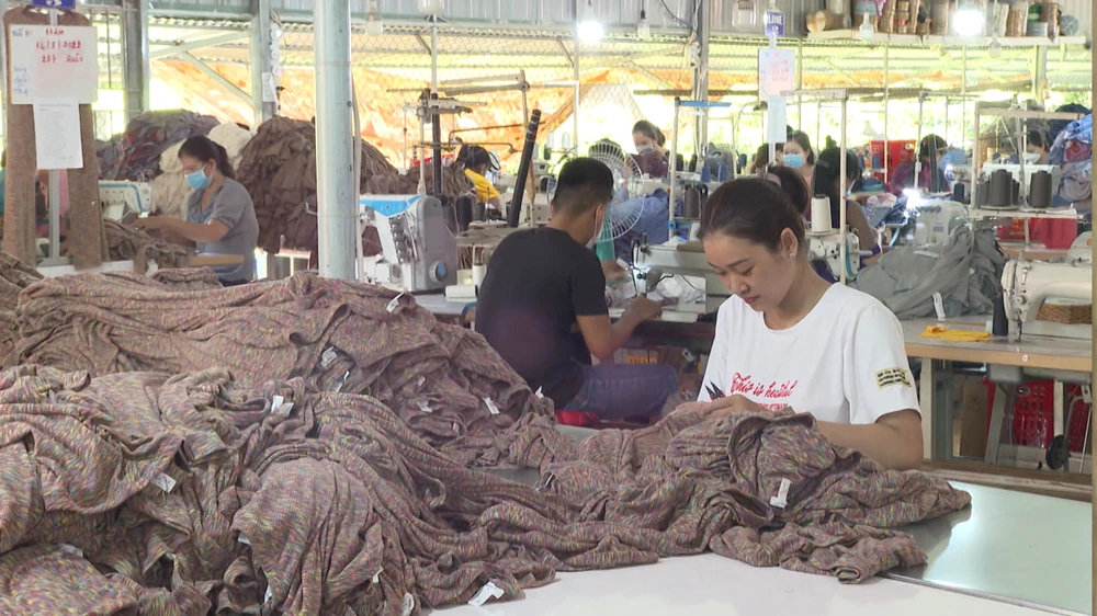 Nghề may vá của em Hương.