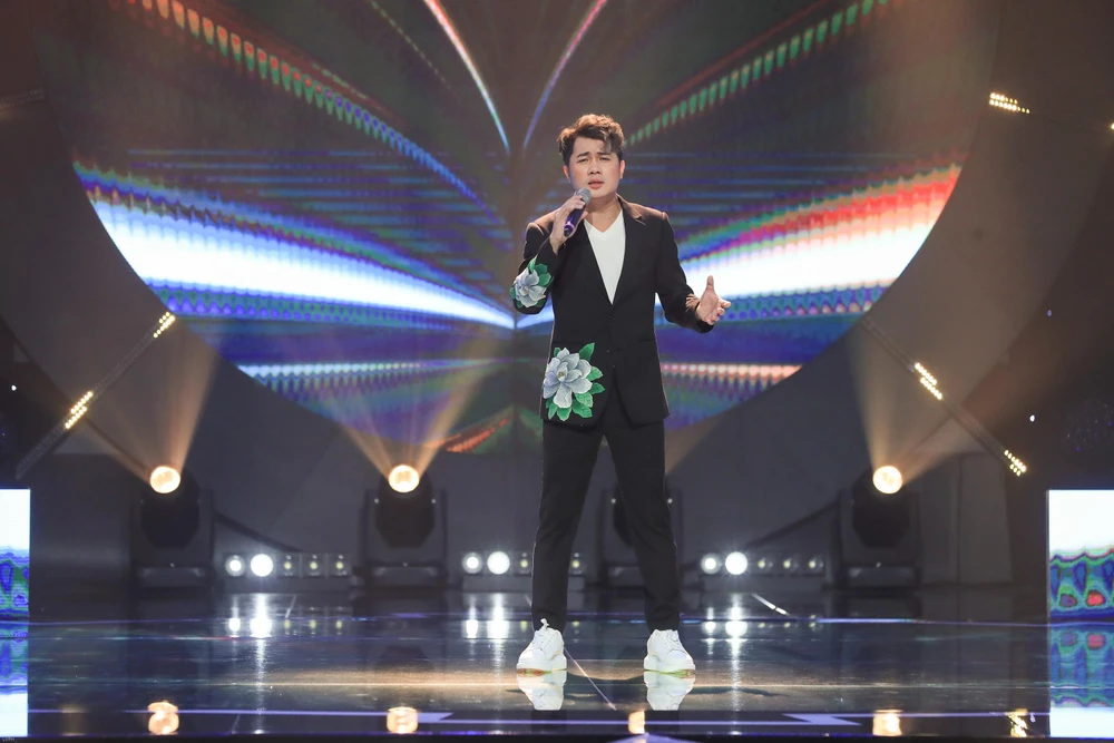 Ca sĩ Lâm Vũ với ca khúc Thuở ấy có em. Ca sĩ Lâm Vũ với ca khúc Thuở ấy có em.