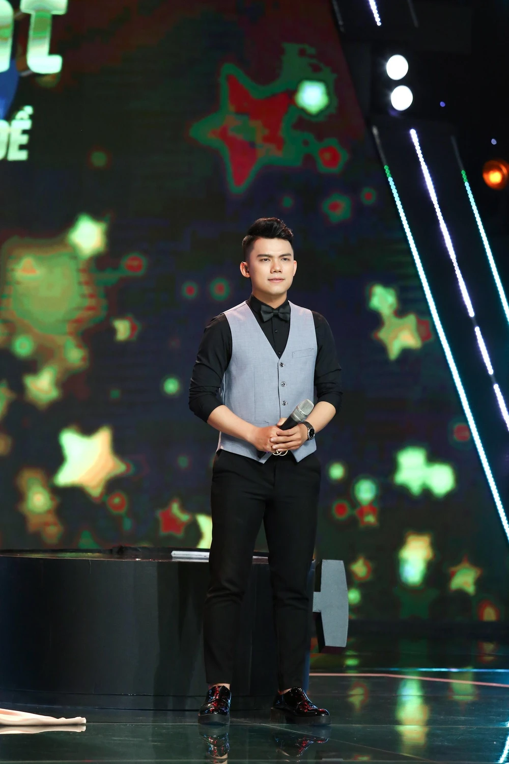 Lê Thái Sơn nghe nhận xét từ ban giám khảo.