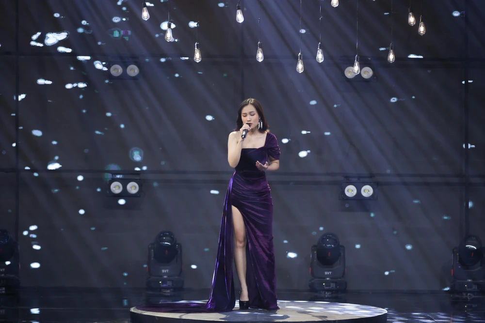 Ca sĩ Như Thùy với ca khúc Bụi bay vào mắt. Ca sĩ Như Thùy với ca khúc Bụi bay vào mắt.