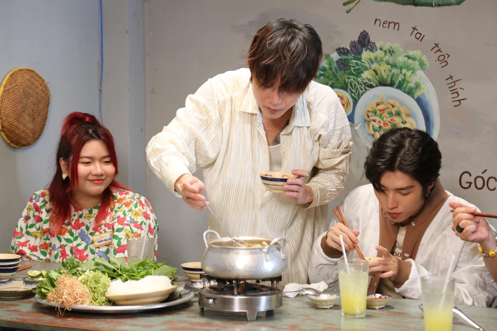 Món lẩu được hầm từ xương gà.