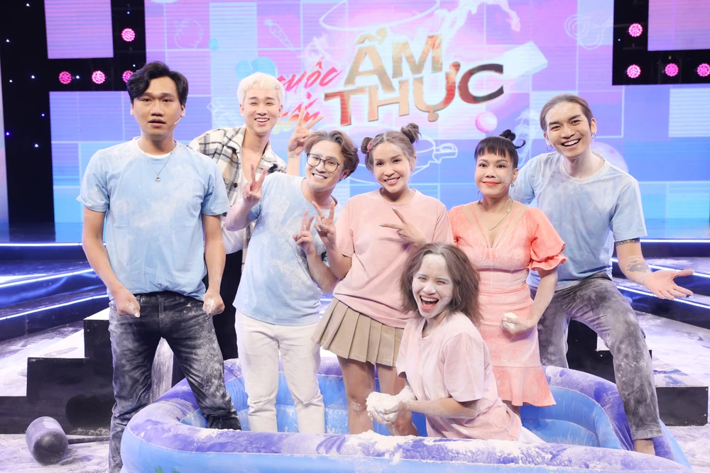 Nhân vật tắm bột trong chương trình.