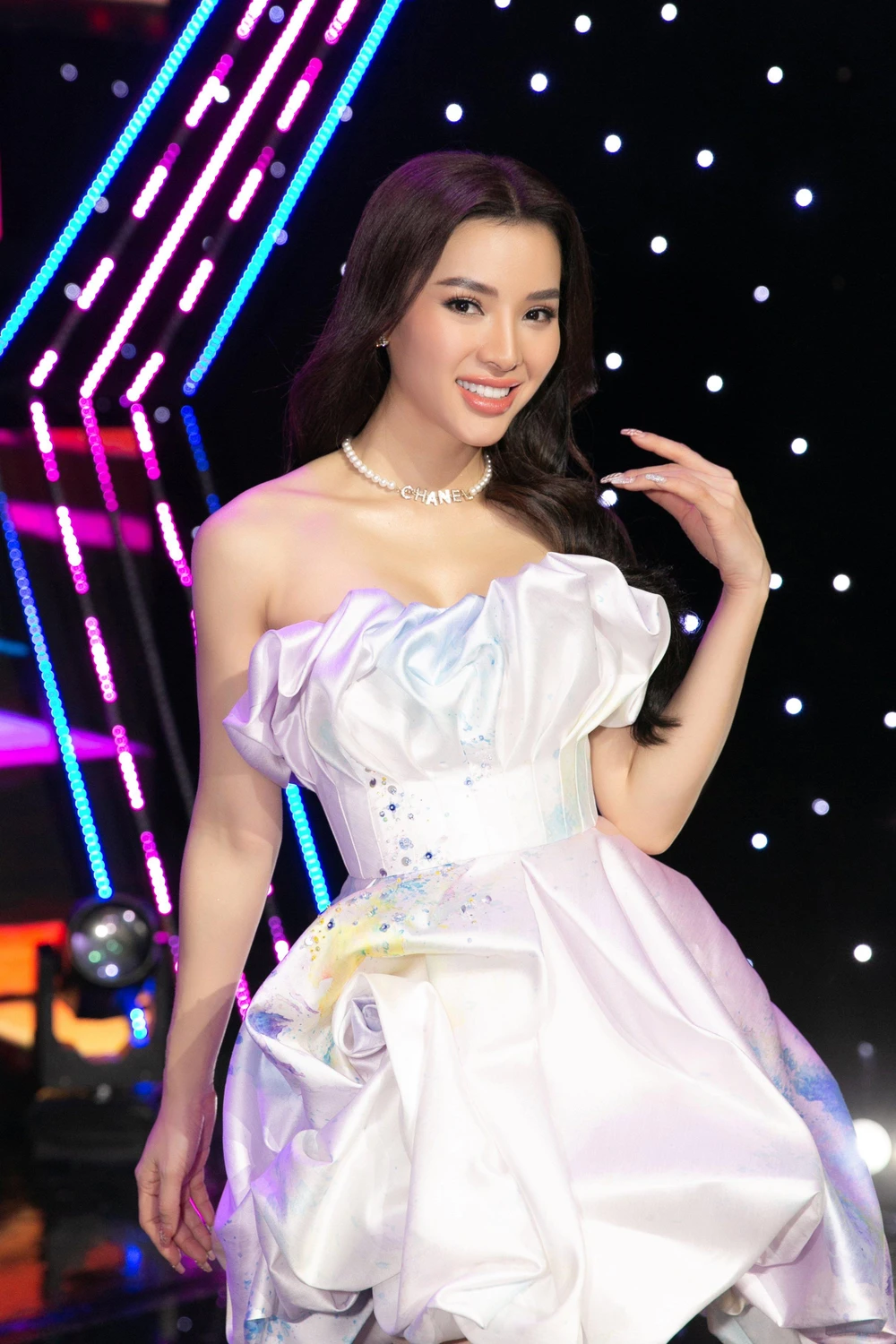 Trang phục của Phương Trinh Jolie với nhà thiết kế Đỗ Long. Ảnh: CTCC