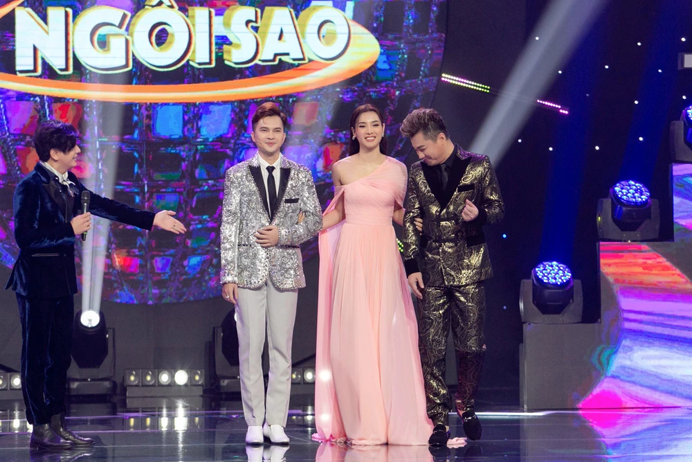 Phương trinh Jolie với chiếc đầm hồng.