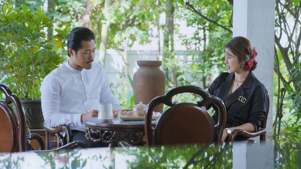 Chiêu Dương nói chuyện với Lão Bàng. Ảnh: SV