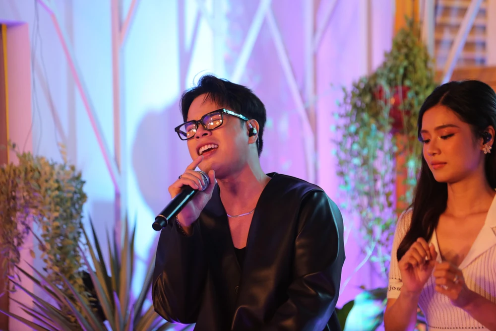 Ca sĩ thể hiện bài hát của mình.