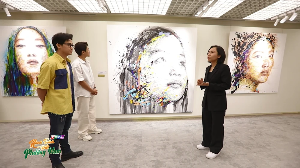 Hai nhân vật gặp chị Vân Ly quản lý phòng tranh. Ảnh: CTCC