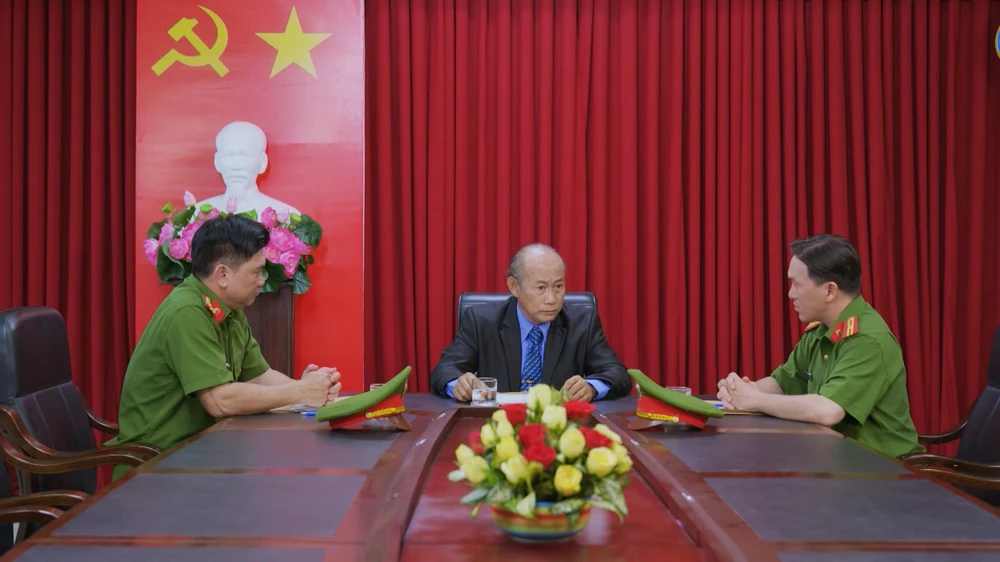 Ông Ba chỉ đạo công an dẹp loạn nhóm đối thủ. Ảnh: SV