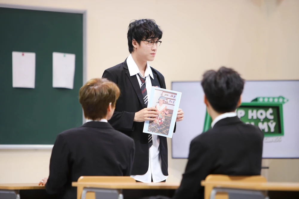 Lớp trưởng cầm tấm hình một cô bé dể thương. Ảnh: CTCC