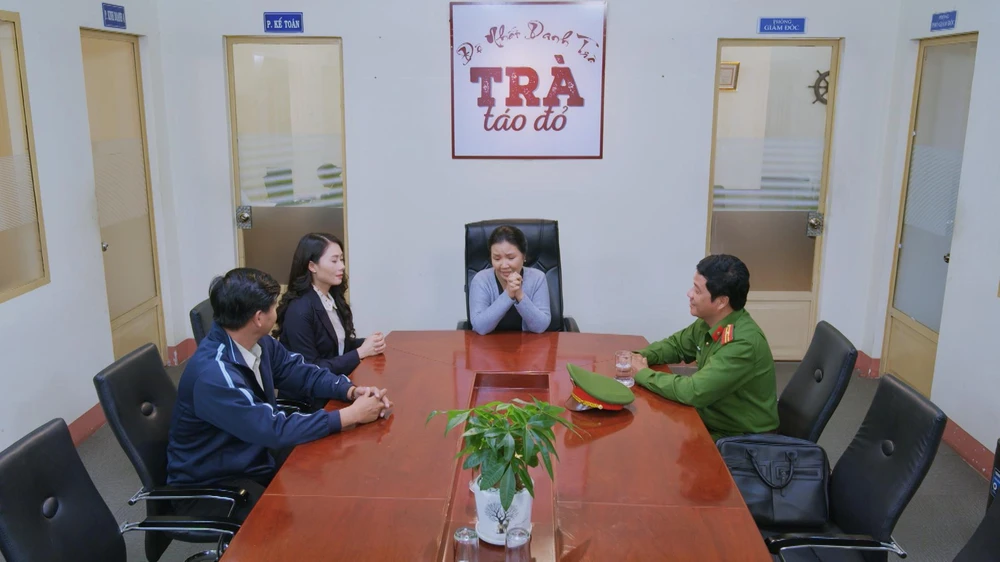 Trưởng công an huyện trao đổi với bà Hiền. Ảnh: SV