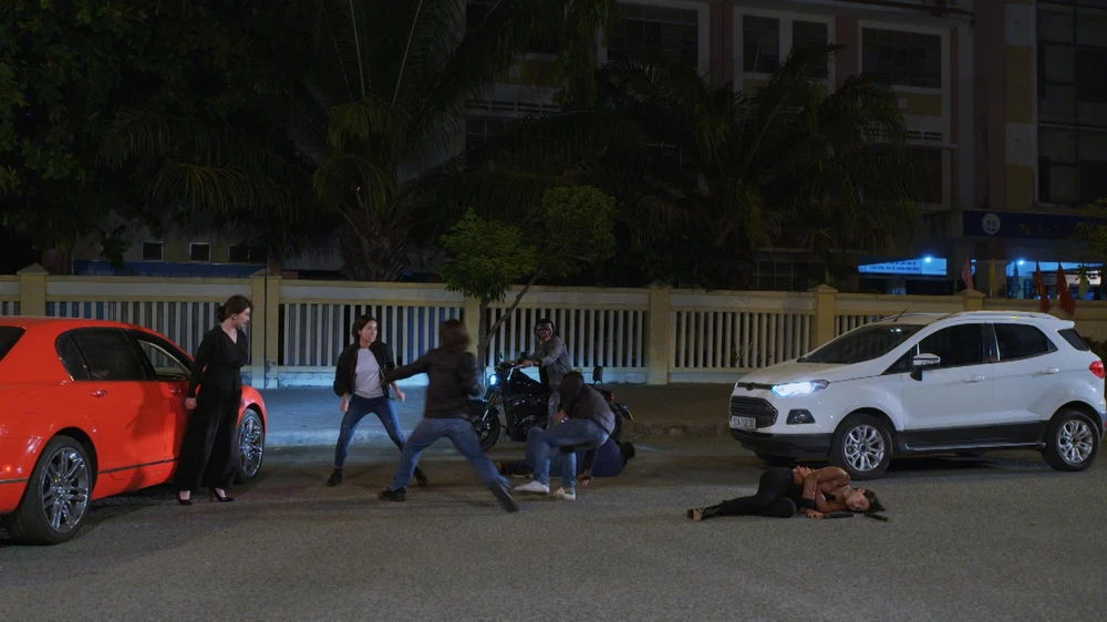 Mỹ Kỳ được Chiêu Dương giúp đỡ.