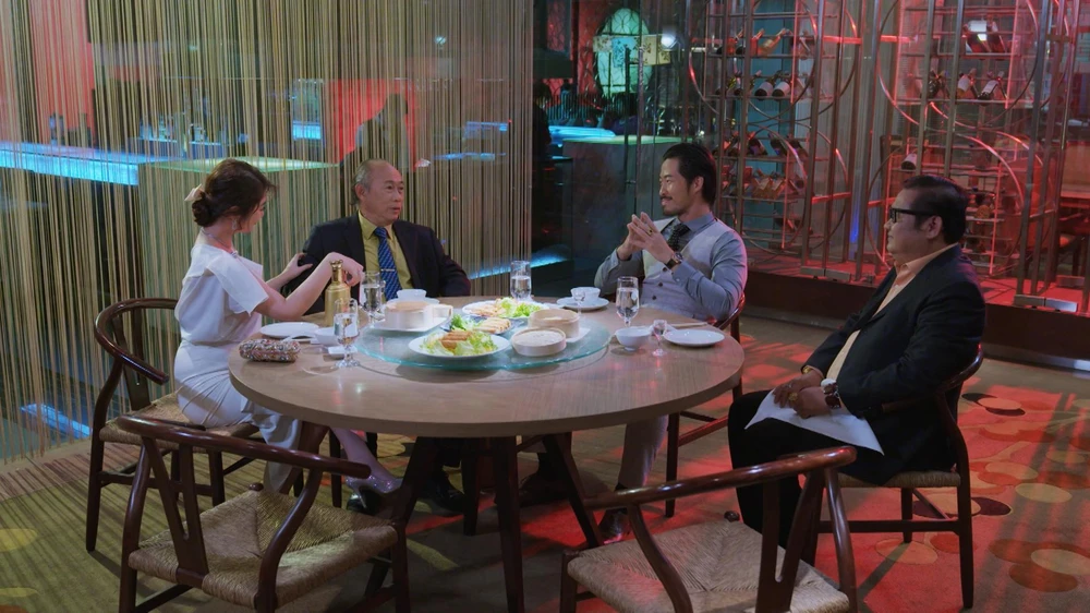 Anh Ba trao đổi với nhóm lão Bàng. Ảnh: SV